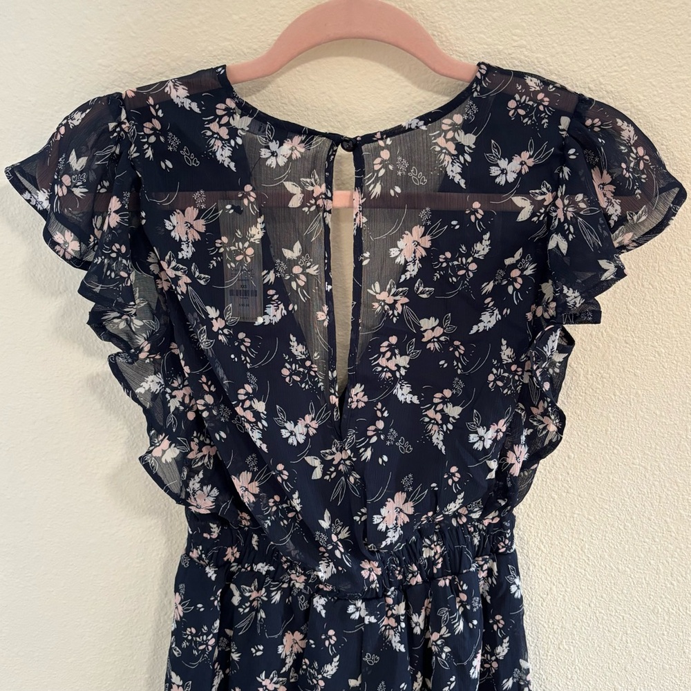 Francesca’s Tracy flutter sleeve navy floral romper - Picture 4 of 16